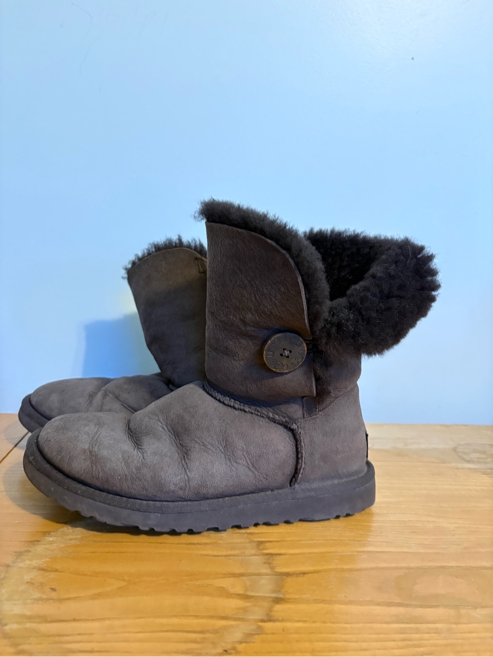 Brown Uggs with black fur size W6
